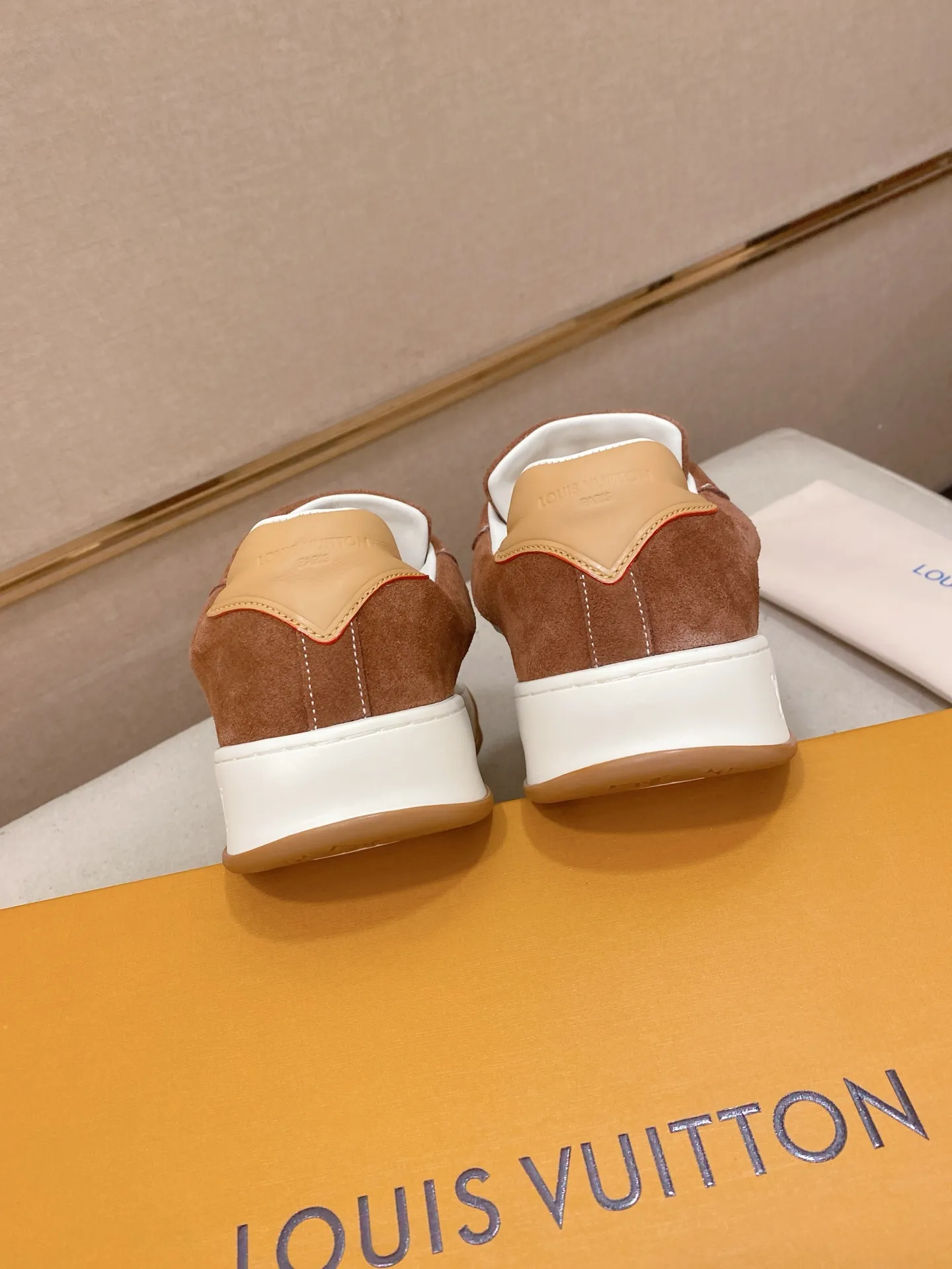 Factory price: 480💰 LV 🫏The colorful interpretation of BUTTERSOFT sneakers combines sheepskin, The colorful interpretation of LV BUTTERSOFT sneakers combines sheepskin and calfskin for a super soft feel. Designed by Pharrell Williams, this '60s-inspired shoe features a padded upper that's been crafted by Louis Vuitton craftsmen to further enhance the comfort of the leather. In addition to the LV initials, it features multiple signatures, including natural leather trim and an embossed pattern of Pharrell Williams and lobster on the side, referencing the Fall/Winter 2025 men’s show. A must-have artifact for fashionistas✅ Code number 38-44